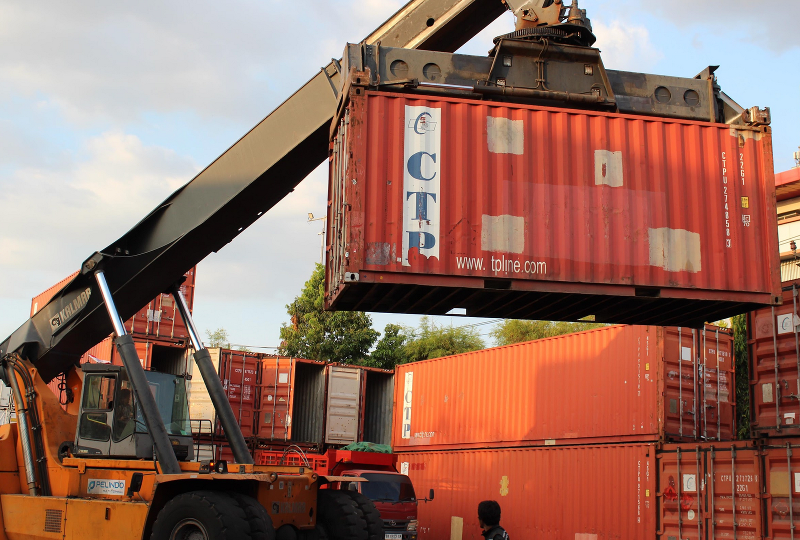 Akses Logistik ke Kawasan Industri Obi Kini Lebih Mudah! Ternate – Obi/Kawasi Mulai Rp14.000/kg